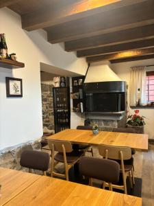 ein Esszimmer mit einem großen Holztisch und Stühlen in der Unterkunft La planina in Prepotto