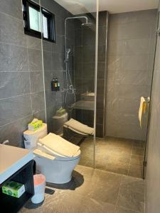 A bathroom at Sugar Island Inn