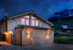 帕多拉Chalet Matilde的夜间有灯的谷仓