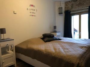 a bedroom with a bed and a window at Maison Bonheur Resort Bousset in Chiddes