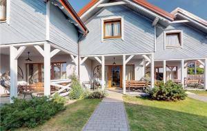 dom z niebiesko-białym domem w obiekcie Stunning Home In Karwia w Karwii