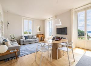 韦尔巴尼亚Beccherie 90的客厅里有一张桌子和一张沙发