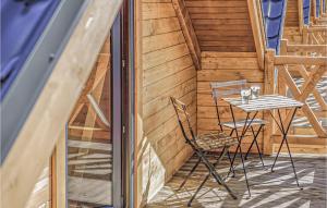 un patio con tavolo e sedie su un portico di Gorgeous Home In Mrzezyno With Wifi a Mrzeżyno