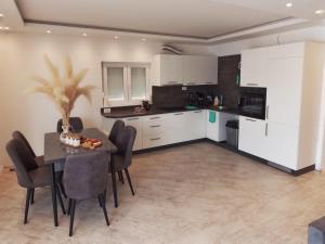 Кухня или мини-кухня в Holiday Home Revita Cocktail
