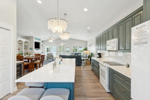 una cucina con armadi verdi e ripiani bianchi di Down River a Edisto Island