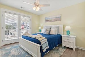 una camera da letto con un letto e un ventilatore a soffitto di Down River a Edisto Island Altre 19 foto