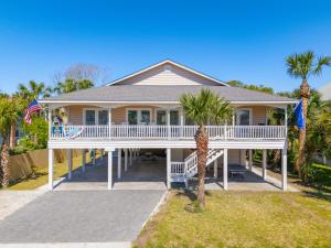 una casa con un portico bianco e palme di Down River a Edisto Island