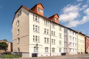 ゴータにあるApartment - Modern - Familienfreundlich - Kücheの茶色の屋根の白い大きな建物
