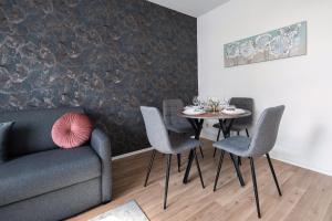 ゴータにあるApartment - Modern - Familienfreundlich - Kücheのソファとテーブルと椅子のあるリビングルーム