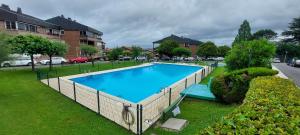 a large blue swimming pool in a yard at Hondarribia con piscina, parking y terraza in Hondarribia