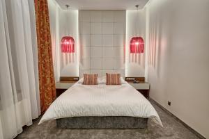 1 dormitorio con 1 cama con 2 almohadas en Hotel Kamieniczka en Legnica