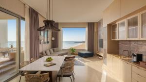 Χώρος καθιστικού στο Rixos Premium Qetaifan Island North