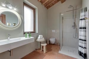 モンテカティーニ・ヴァル・ディ・チェーチナにあるHigh-quality Villa with private pool San Giuseppe Maestraleの洗面台とシャワー付きのバスルーム +13枚の写真