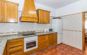 Kuchnia lub aneks kuchenny w obiekcie Nice Home In Periana With Kitchen