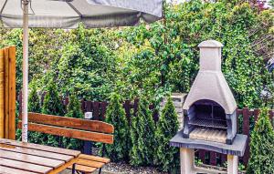 Κήπος έξω από το 2 Bedroom Awesome Home In Sianozety