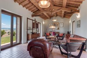 モンテカティーニ・ヴァル・ディ・チェーチナにあるHigh-quality Villa with private pool San Giuseppe Maestraleのソファとテーブルのあるリビングルーム