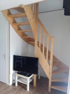 Il comprend un salon avec un escalier et une télévision. dans l'établissement Ti an traõn le petit gîte en cœur de Bretagne, à Carhaix-Plouguer