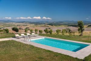 モンテカティーニ・ヴァル・ディ・チェーチナにあるHigh-quality Villa with private pool San Giuseppe Maestraleの丘の景色を望むプール(椅子付)