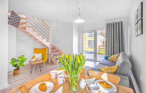 Posedenie v ubytovaní 2 Bedroom Beautiful Home In Nowecin