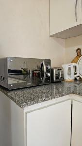 a microwave sitting on a counter in a kitchen at Residencia completa in Tinogasta