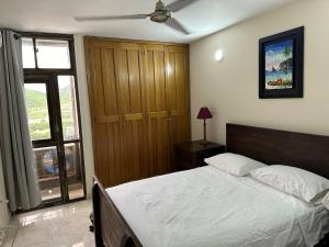 a bedroom with a bed and a ceiling fan at Apartamento Los Laureles Rodadero in Santa Marta