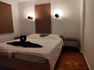 Postel nebo postele na pokoji v ubytování LiveAlbania Korçë Guesthouse + 7 fotografií