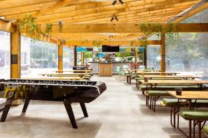 a restaurant with a ping pong table in the middle at JO&JOE Hossegor in Hossegor