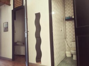 puerta a un baño con aseo en una habitación en AlohPepa, en Barcelona 23 fotos más