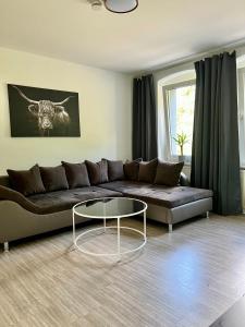 a living room with a couch and a table at Große Wanderunterkunft am Hexentanzplatz U in Thale
