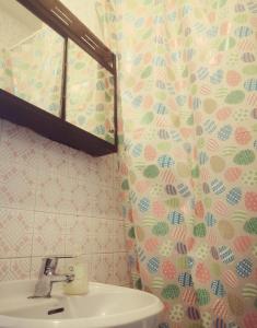 Un baño con lavabo y cortina de ducha. en AlohPepa, en Barcelona