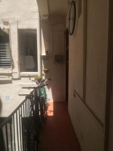Un pasillo con bicicletas aparcadas junto a una puerta. en AlohPepa, en Barcelona