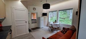 eine Küche und ein Wohnzimmer mit Sofa und Tisch in der Unterkunft Tapio in Syöte