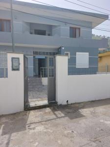 una casa con una puerta delante de ella en Riverside house, en Berat