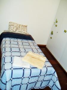 1 dormitorio con 1 cama con manta azul y blanca en Apartamento SP Expo Center, en São Paulo