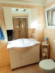 Koupelna v ubytování Apartment Bile - close to the beach, shops, airport + 18 fotografií