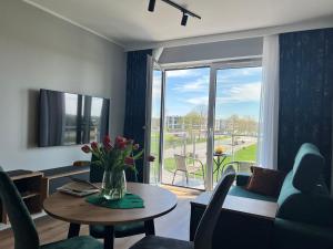 una sala de estar con un sofá y una mesa en Apartament Happy, en Busko-Zdrój