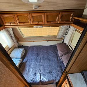 an overhead view of a small bedroom in an rv at La Rulote in Căpăţîneni-Ungureni