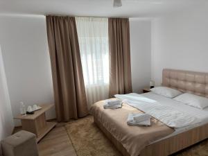 Ένα ή περισσότερα κρεβάτια σε δωμάτιο στο Casa Coman Moisei