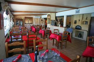 Restaurace v ubytování Logis Hôtel LE PRESSOIR