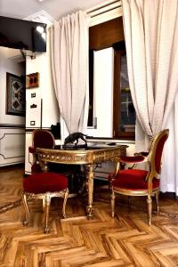 a living room with a table and two chairs at Regal House Verona Vescovado in Verona