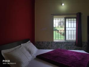Katil atau katil-katil dalam bilik di Mithra Cottages Ooty Individual Villa Breakfast Complementary, Campfire Available, BBQ Available