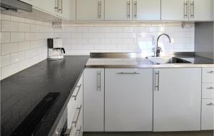 Η κουζίνα ή μικρή κουζίνα στο Beautiful Home In Grimslöv With Sauna