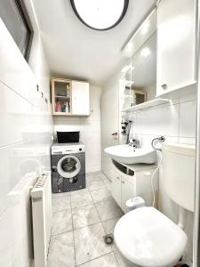 Ένα μπάνιο στο Panda1 Charmante, möblierte Ferienwohnung im Panda-Stil