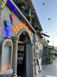 Un edificio con un cartel en el frente. en Lucky Luke Stone House, en Göreme