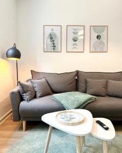 Ein Sitzbereich in der Unterkunft Modernes Apartment mit Queensize-Bett, NETFLIX, Küche, Erdgeschoss, Nähe AMEOS Klinik