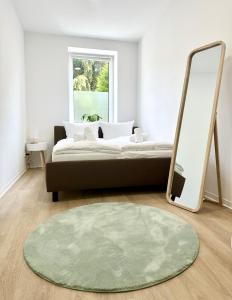 Ein Bett oder Betten in einem Zimmer der Unterkunft Modernes Apartment mit Queensize-Bett, NETFLIX, Küche, Erdgeschoss, Nähe AMEOS Klinik
