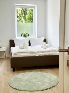 ein Bett in einem Zimmer mit Fenster in der Unterkunft Modernes Apartment mit Queensize-Bett, NETFLIX, Küche, Erdgeschoss, Nähe AMEOS Klinik in Aschersleben
