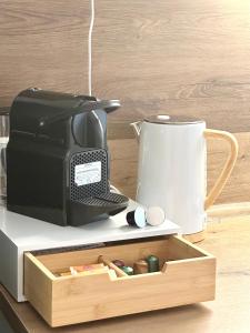 Kaffee-/Teezubehör in der Unterkunft Modernes Apartment mit Queensize-Bett, NETFLIX, Küche, Erdgeschoss, Nähe AMEOS Klinik
