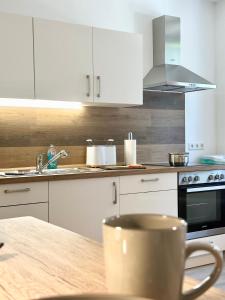 Küche/Küchenzeile in der Unterkunft Modernes Apartment mit Queensize-Bett, NETFLIX, Küche, Erdgeschoss, Nähe AMEOS Klinik