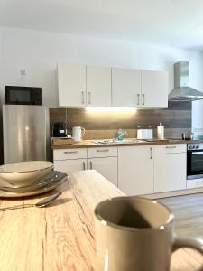Küche/Küchenzeile in der Unterkunft Modernes Apartment mit Queensize-Bett, NETFLIX, Küche, Erdgeschoss, Nähe AMEOS Klinik